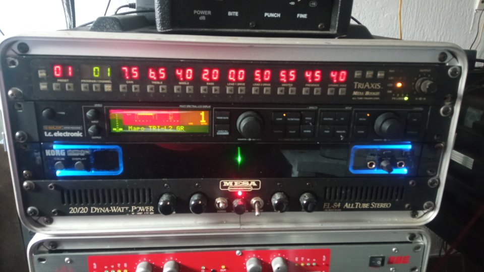Triaxis + Etapa Mesa Boogie 20/20 + Korg Pitchblack Pro + G-Major + Rack...