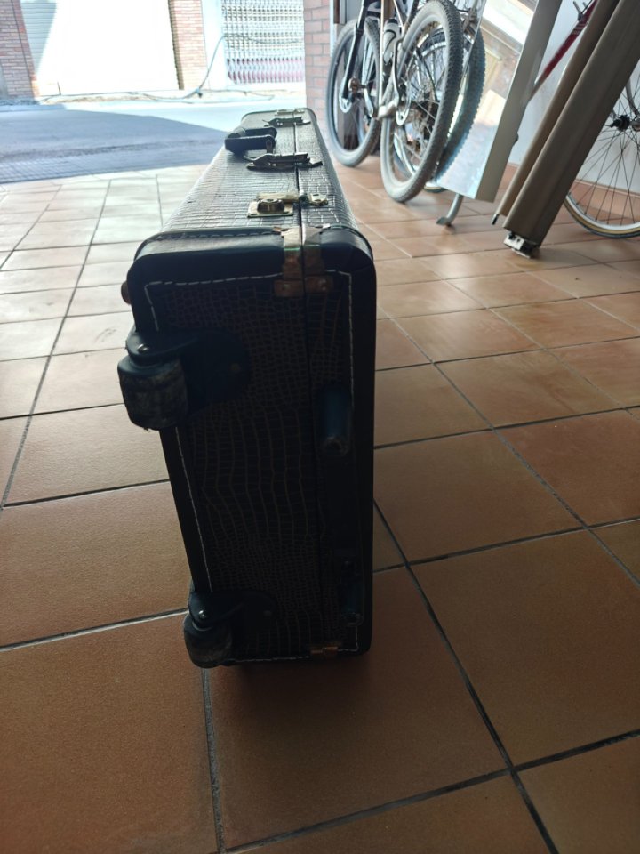 Flightcase Godin de piel con ruedas de segunda mano · Foto 10 de 10 · Lleida · 190 €