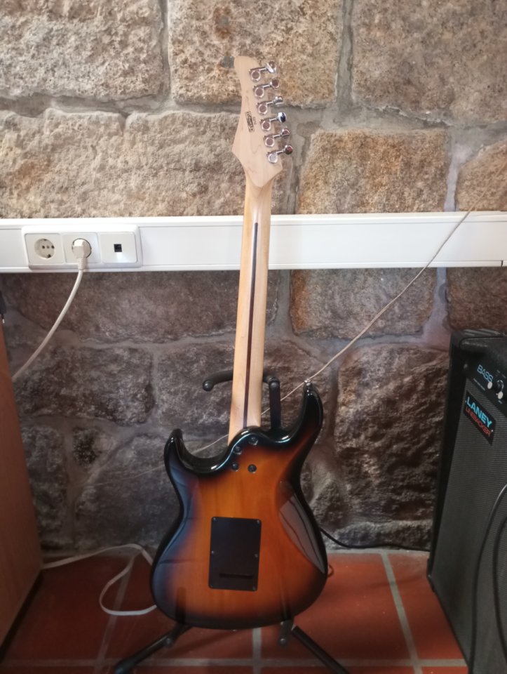 Guitarra Cort G 210 Modificada