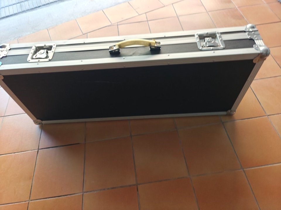 Flightcase guitarra Rockboard de segunda mano · Foto 2 de 10 · Lleida · 145 €