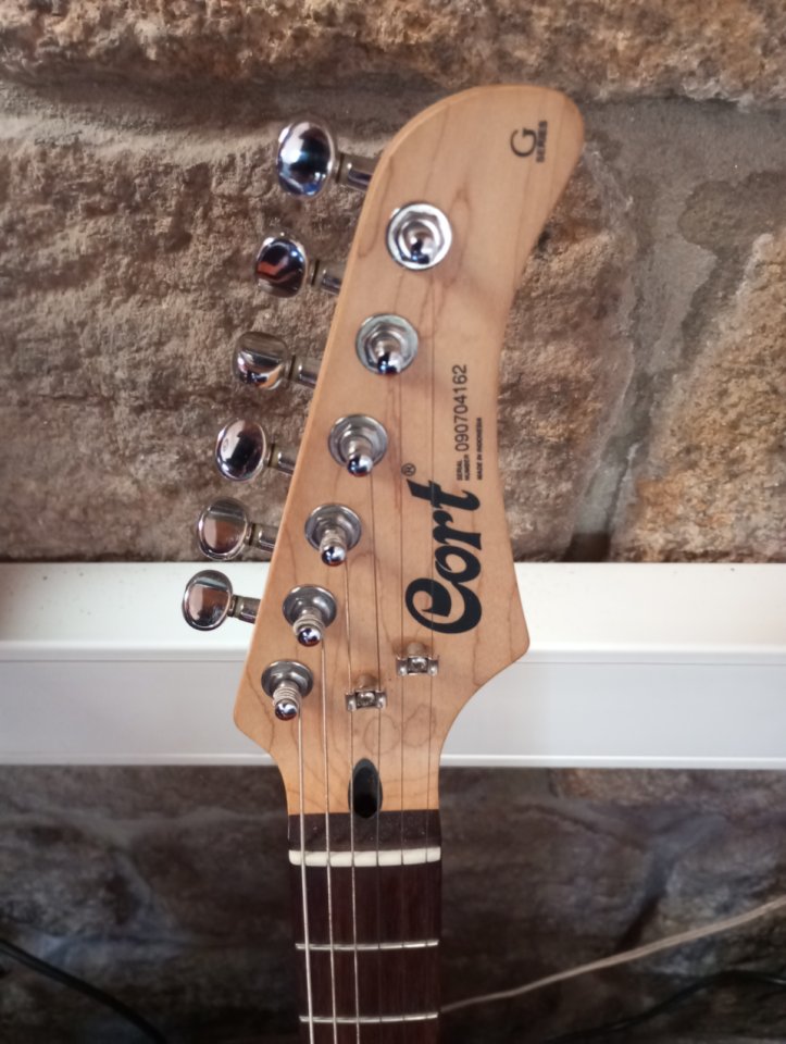 Guitarra Cort G 210 Modificada