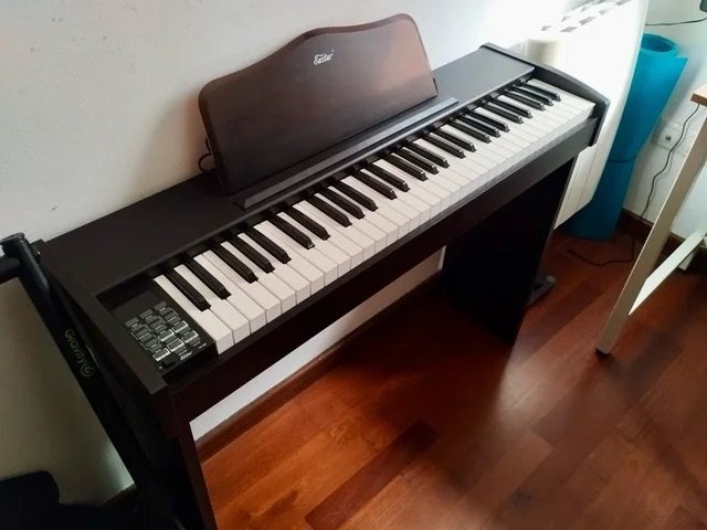 Piano Digital 61 Teclas. Eastar EK-10s de segunda mano · Foto 1 de 3 · Barcelona · 150 €