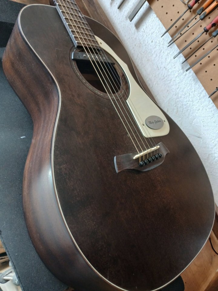 Guitarra electro acustica Baton Rouge parlor con golpeador vintage americano años 60 de segunda mano · Foto 5 de 7 · Sevilla · 170 €