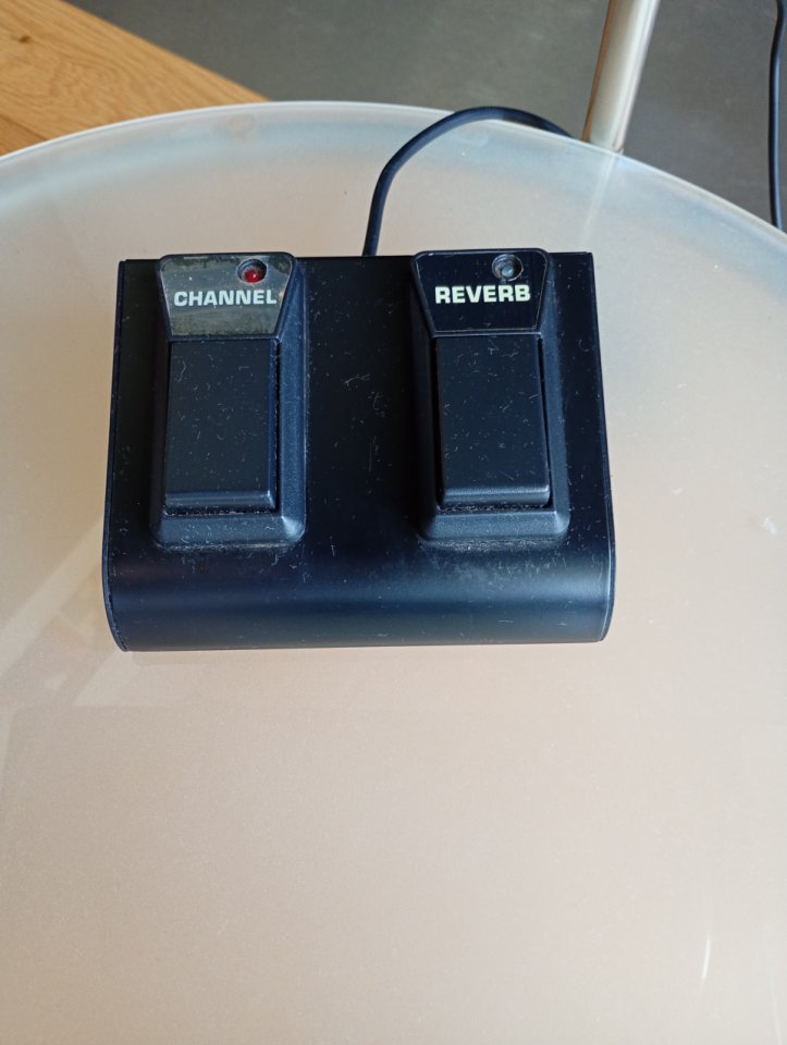 Bugera V22 de 22 vatios a válvulas (versión original) + Footswitch SIN APENAS USO de segunda mano · Foto 2 de 5 · Asturias · 230 €