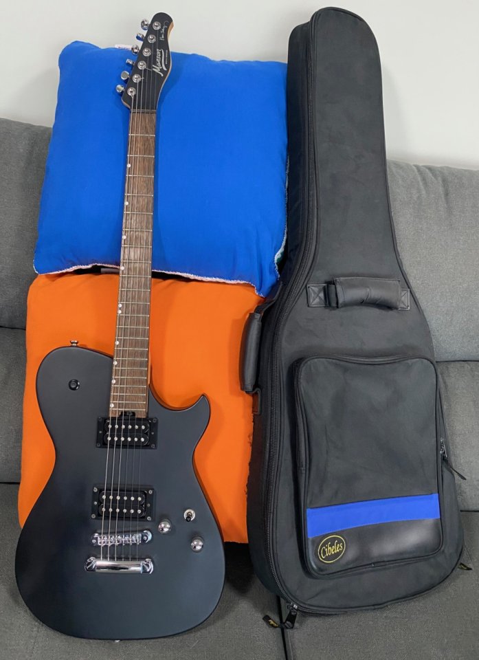 Cort Manson versión firmada Matt Bellamy