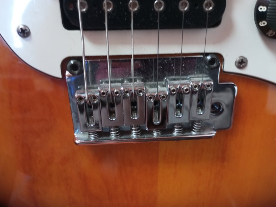 Guitarra Cort G 210 Modificada