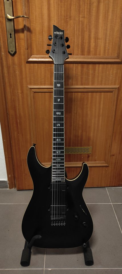 Guitarra Schecter C-1 SLS Elite Evil Twin de segunda mano · Foto 1 de 5 · A Coruña · 1150 €
