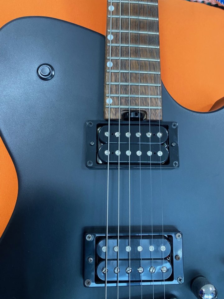 Cort Manson versión firmada Matt Bellamy