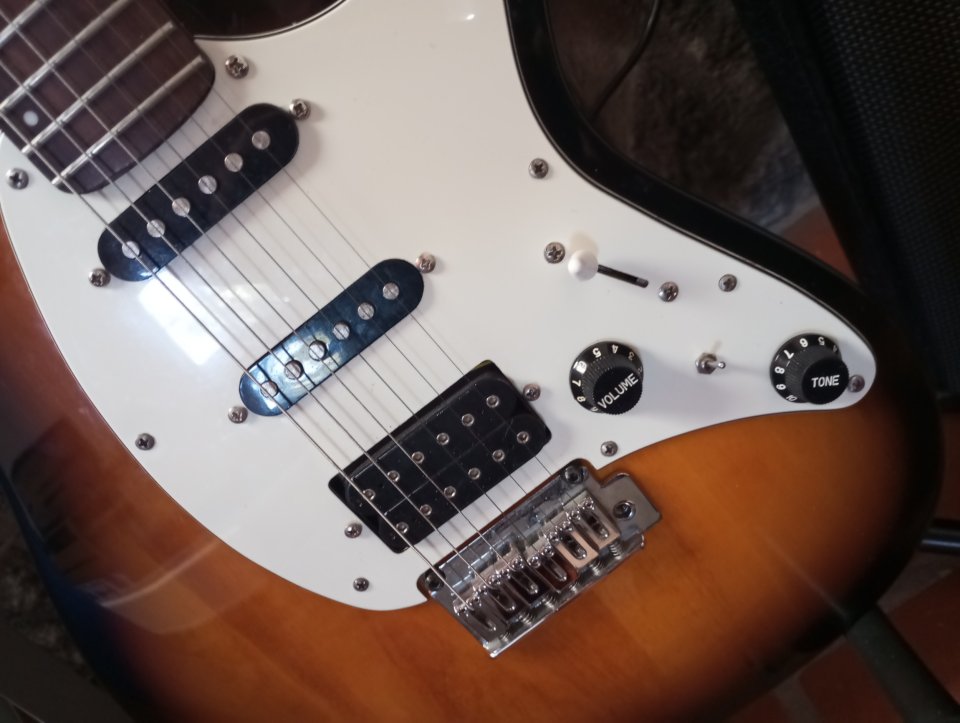 Guitarra Cort G 210 Modificada