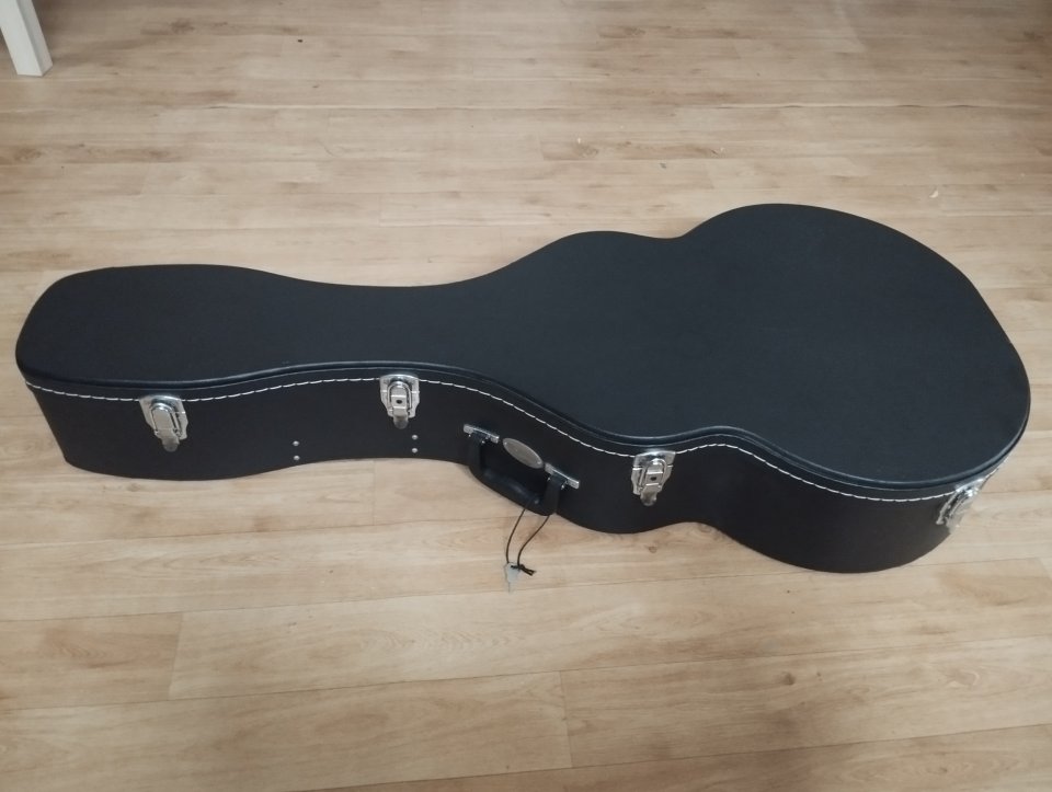 Estuche acústica Jumbo de segunda mano · Foto 1 de 4 · Barcelona · 75 €