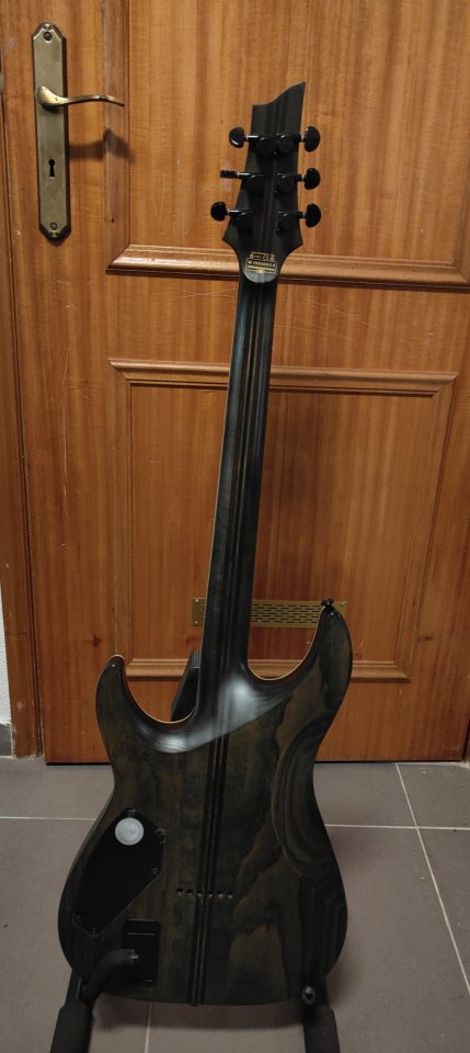 Guitarra Schecter C-1 SLS Elite Evil Twin de segunda mano · Foto 2 de 5 · A Coruña · 1150 €
