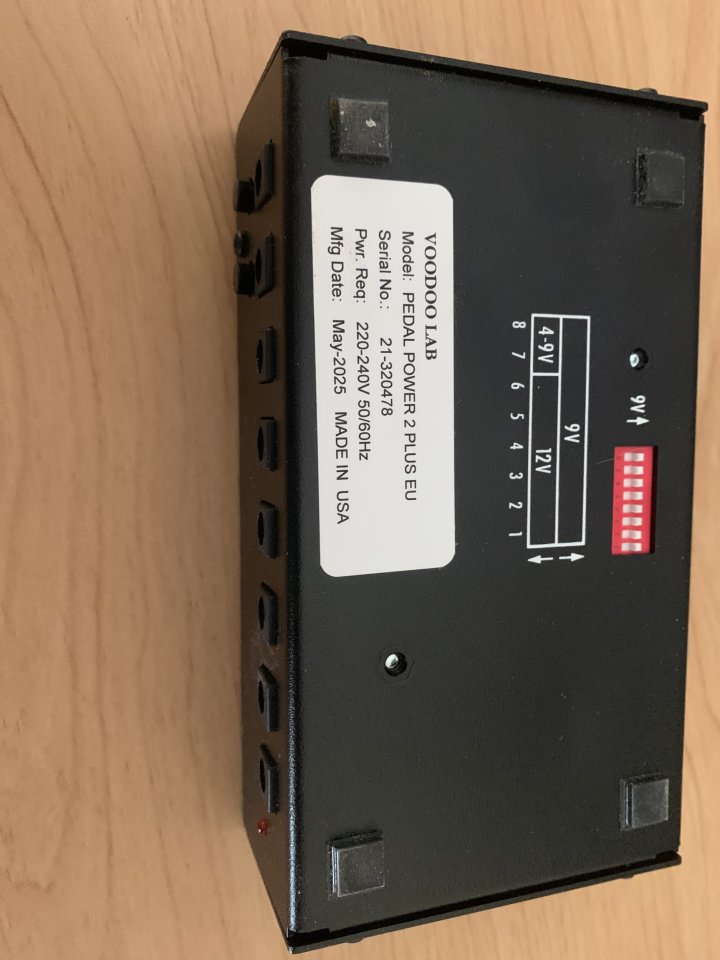 Varios pedales efectos y Voodoo Lab Pedal Power 2 Plus