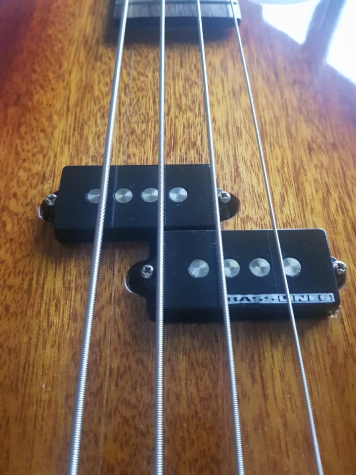 Samick FB-15 S/VS. Seymour Duncan Quarter Pound P-Bass SPB-3