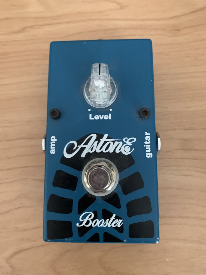 Varios pedales efectos y Voodoo Lab Pedal Power 2 Plus