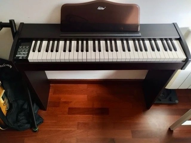 Piano Digital 61 Teclas. Eastar EK-10s de segunda mano · Foto 2 de 3 · Barcelona · 150 €