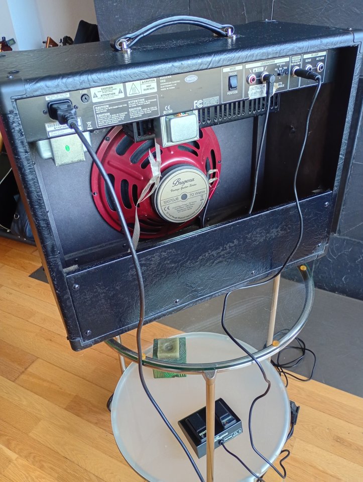 Bugera V22 de 22 vatios a válvulas (versión original) + Footswitch SIN APENAS USO de segunda mano · Foto 3 de 5 · Asturias · 230 €