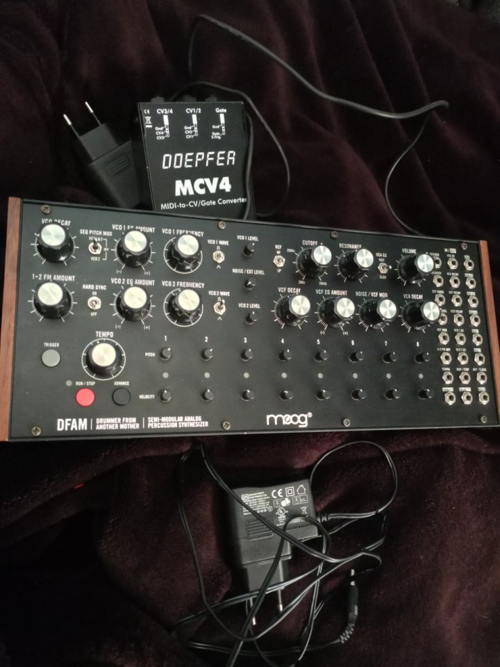 Moog dfam sintetizador de percusión