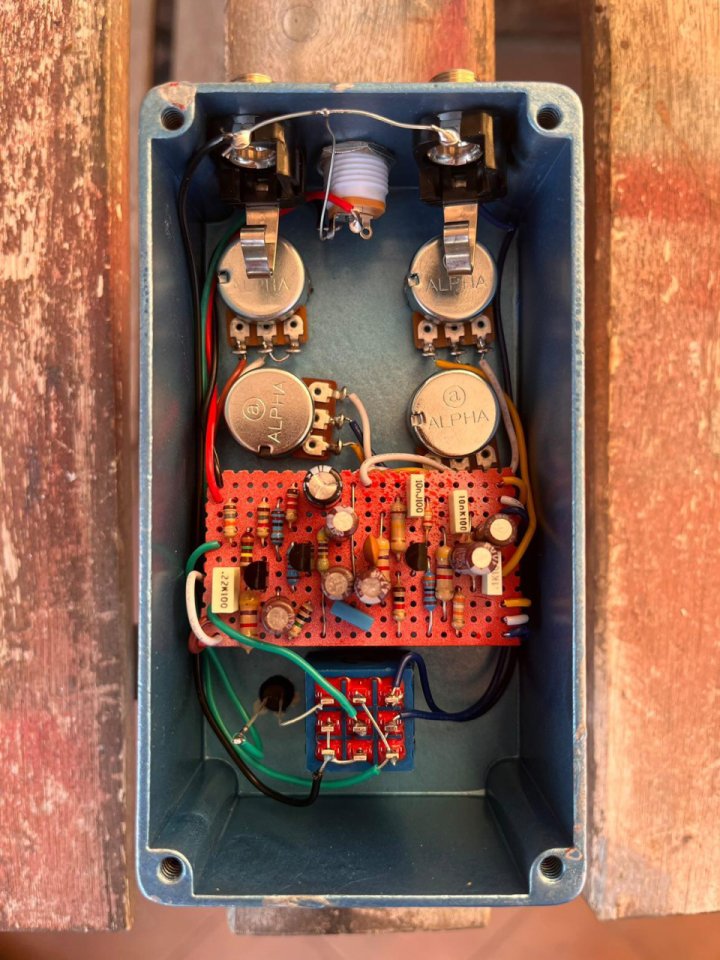 (Reservado) Power Booster (Colorsound Power Boost con volumen master)