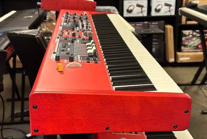 Compro Nord Stage 4 88 teclas de segunda mano · Barcelona