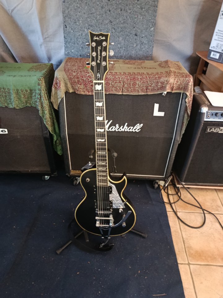 Harley Benton L1000 EMG y vibrato tipo bigsby