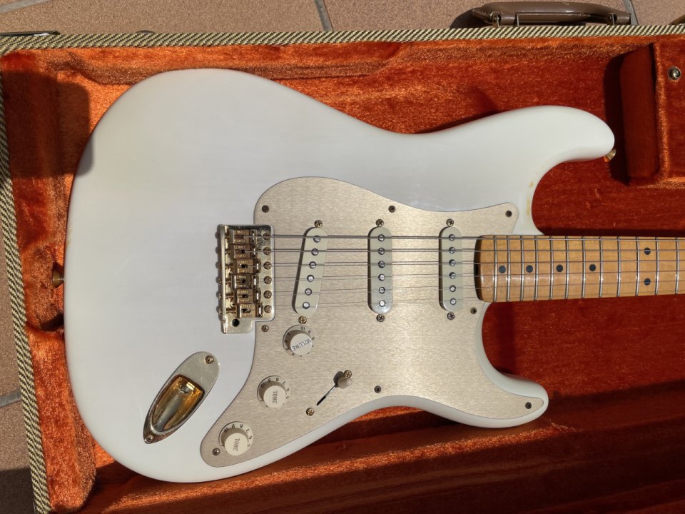 Fender American Vintage Reissue (AVRI) Stratocaster Mary Kaye Limited Edition – 2007 de segunda mano · Foto 2 de 10 · Girona · 1900 €