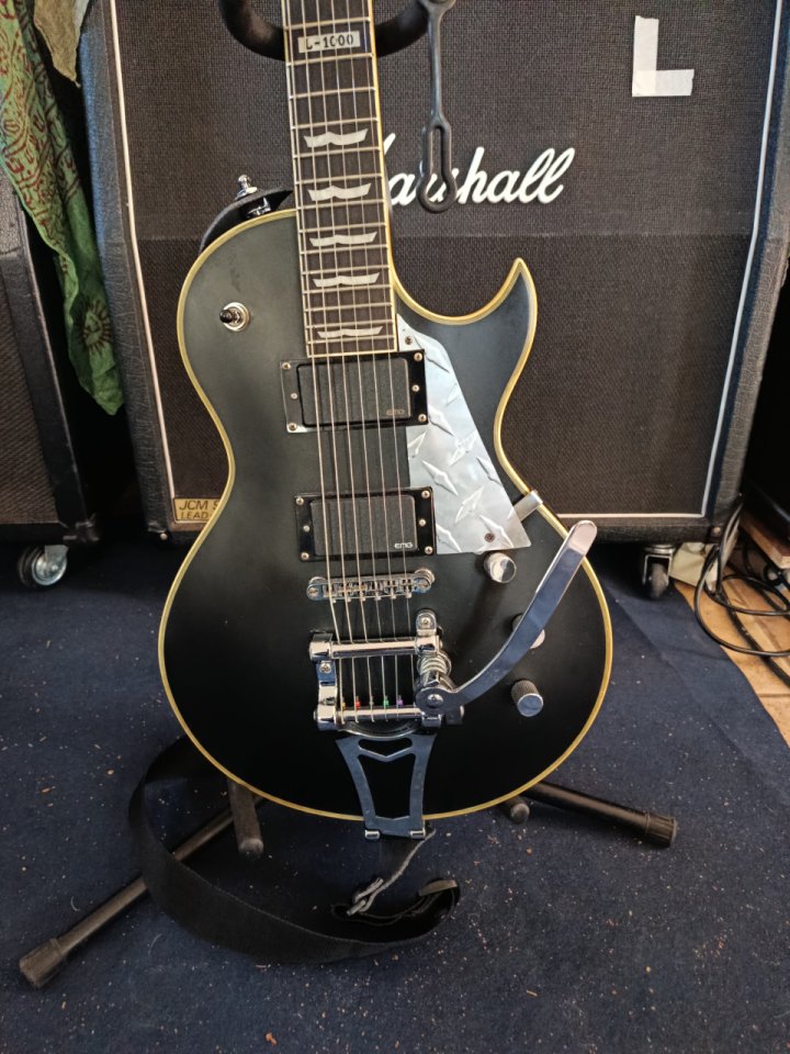 Harley Benton L1000 EMG y vibrato tipo bigsby
