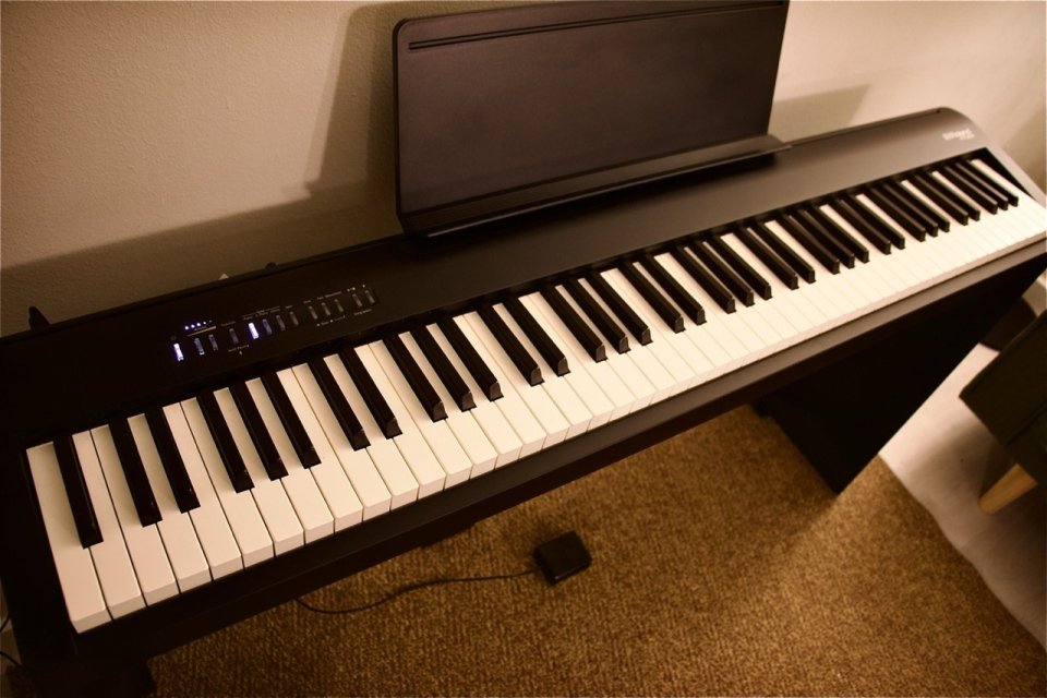 Roland FP-30X + soporte Roland - como nuevo (2026) con garantía vigente de segunda mano · Foto 1 de 6 · Barcelona · 610 €
