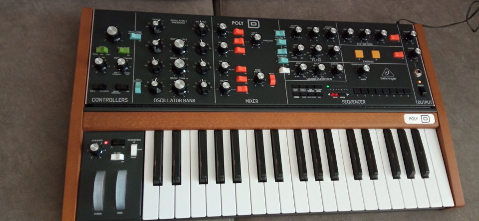 Behringer Poly D