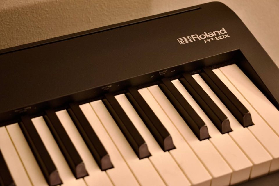 Roland FP-30X + soporte Roland - como nuevo (2026) con garantía vigente de segunda mano · Foto 2 de 6 · Barcelona · 610 €