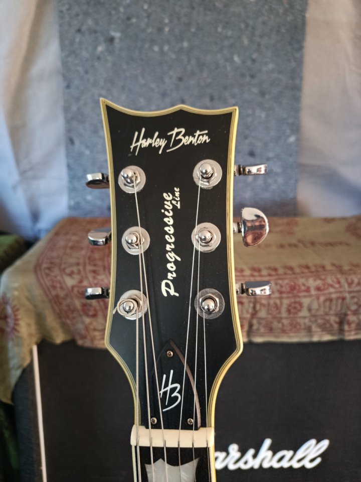 Harley Benton L1000 EMG y vibrato tipo bigsby