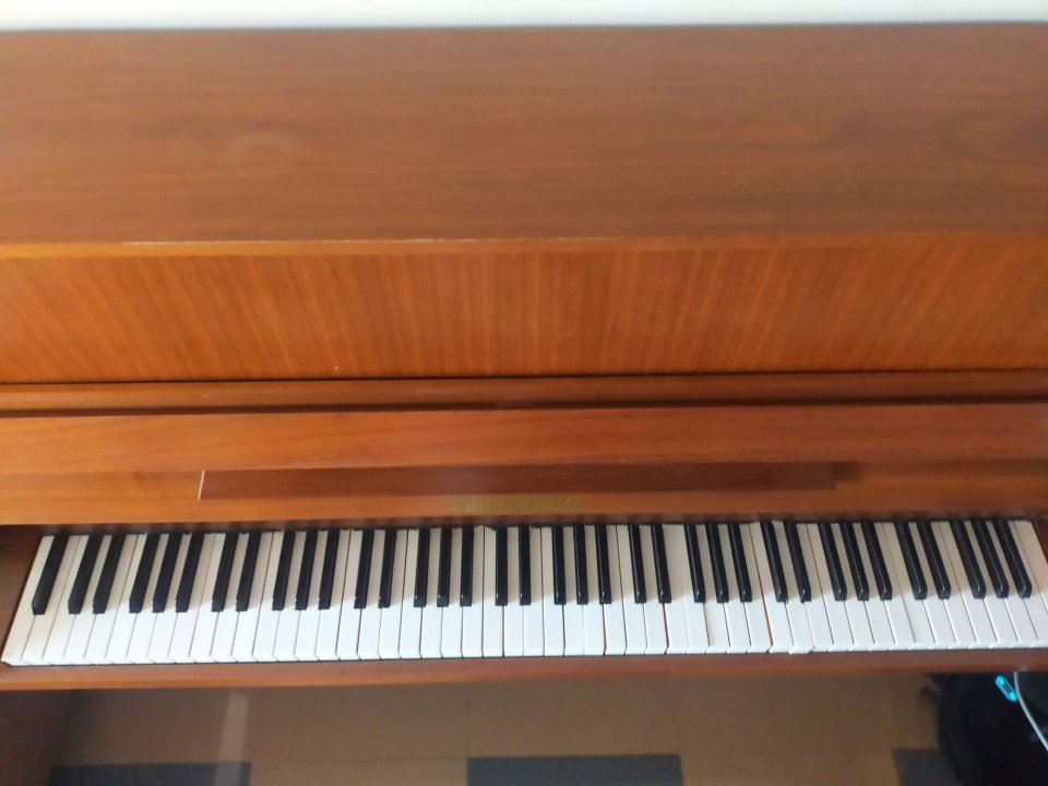 Piano vertical acústico Eisenberg Sonate alemán – 88 teclas de segunda mano · Foto 2 de 7 · Valencia · 750 €