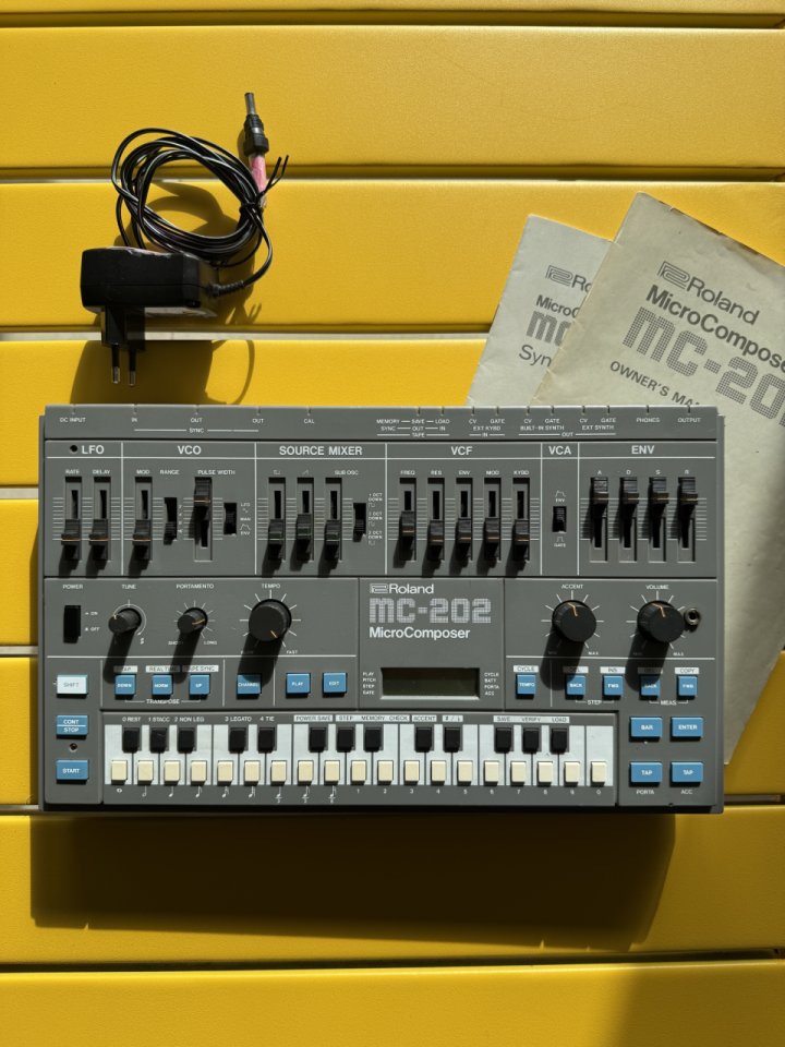 Roland MC 202 + Caja Original + Manuales Originales + Fuente Alimentación