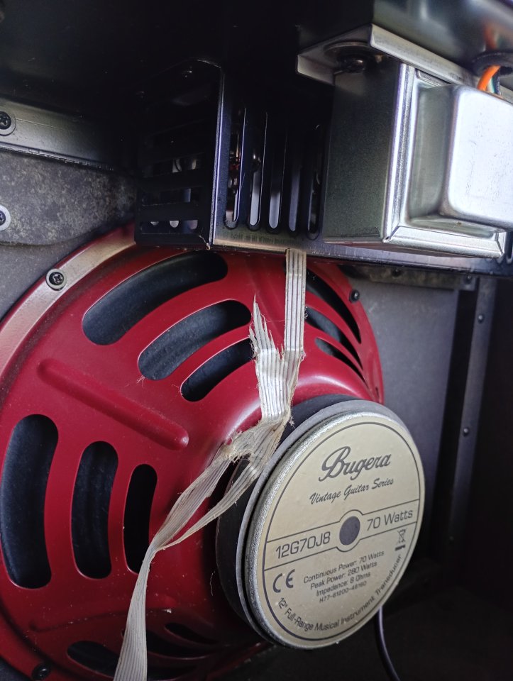 Bugera V22 de 22 vatios a válvulas (versión original) + Footswitch SIN APENAS USO de segunda mano · Foto 5 de 5 · Asturias · 230 €