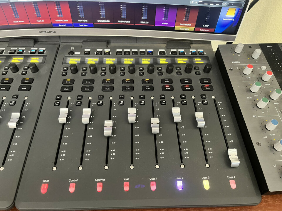 Controlador DAW Avid S1 (queda 1)