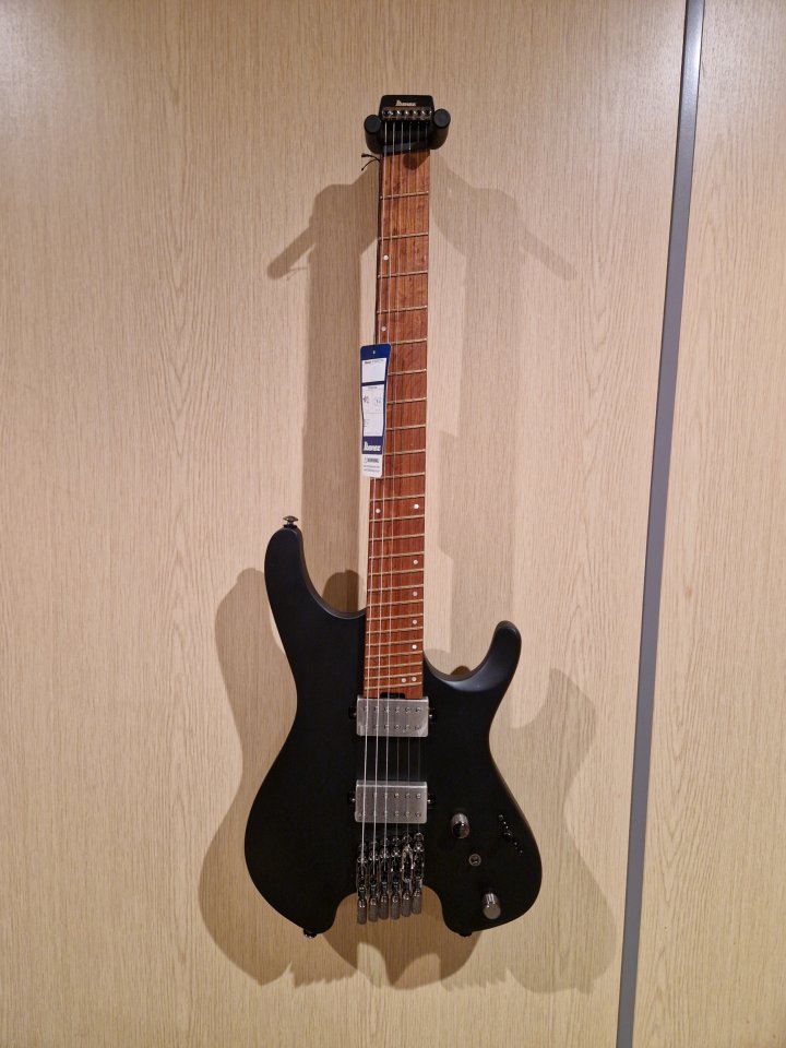 Increíble Ibanez QX52 Nueva