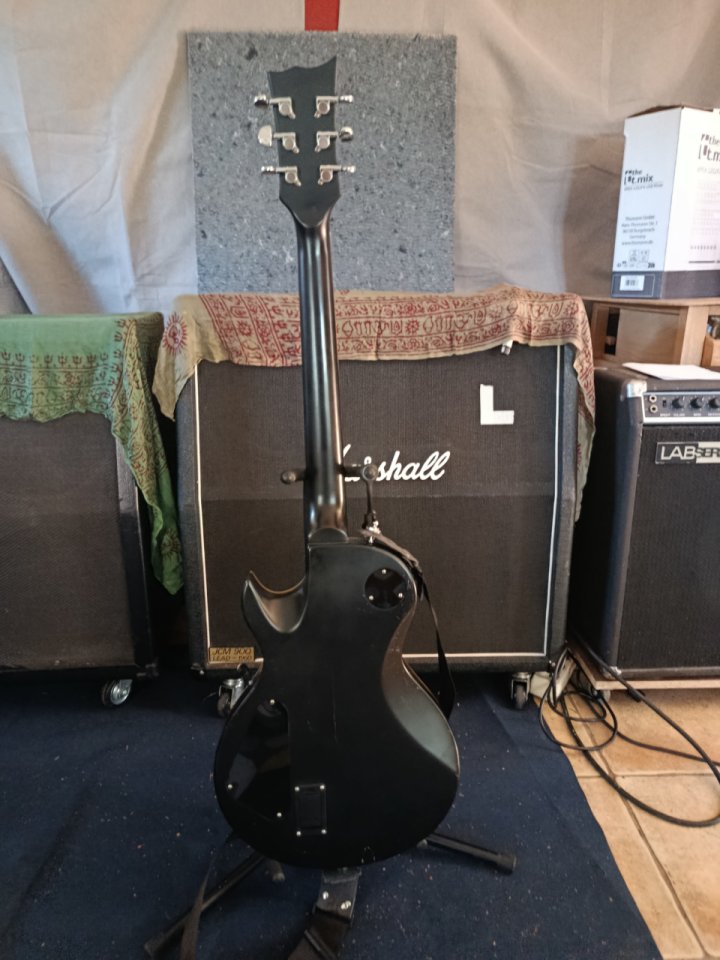 Harley Benton L1000 EMG y vibrato tipo bigsby