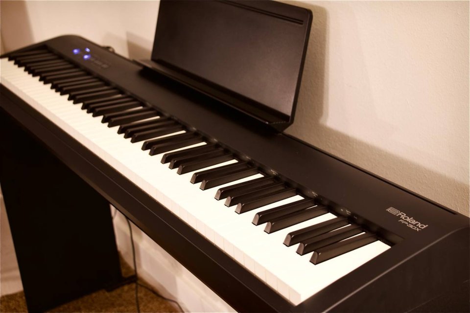 Roland FP-30X + soporte Roland - como nuevo (2026) con garantía vigente de segunda mano · Foto 3 de 6 · Barcelona · 610 €