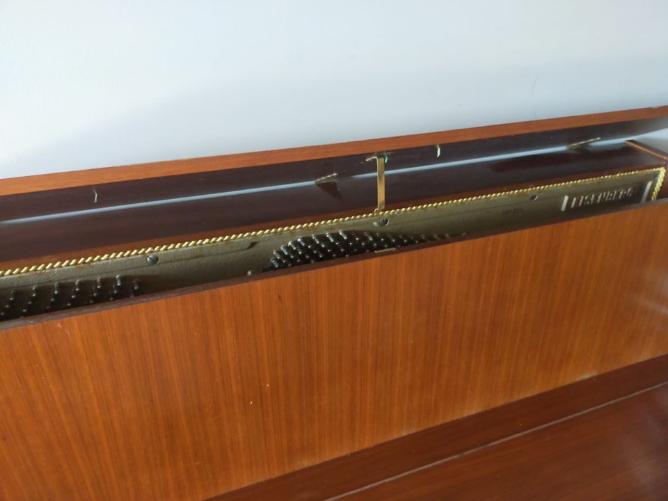 Piano vertical acústico Eisenberg Sonate alemán – 88 teclas de segunda mano · Foto 4 de 7 · Valencia · 750 €