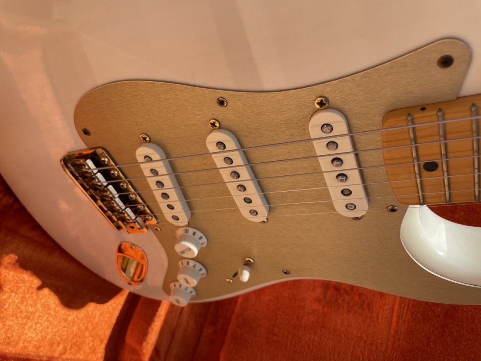 Fender American Vintage Reissue (AVRI) Stratocaster Mary Kaye Limited Edition – 2007 de segunda mano · Foto 9 de 10 · Girona · 1900 €