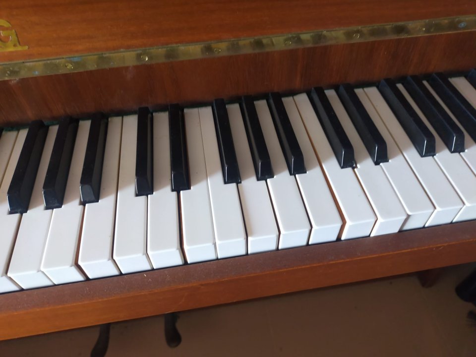 Piano vertical acústico Eisenberg Sonate alemán – 88 teclas de segunda mano · Foto 6 de 7 · Valencia · 750 €