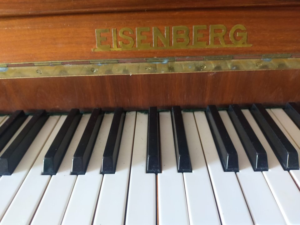 Piano vertical acústico Eisenberg Sonate alemán – 88 teclas de segunda mano · Foto 7 de 7 · Valencia · 750 €