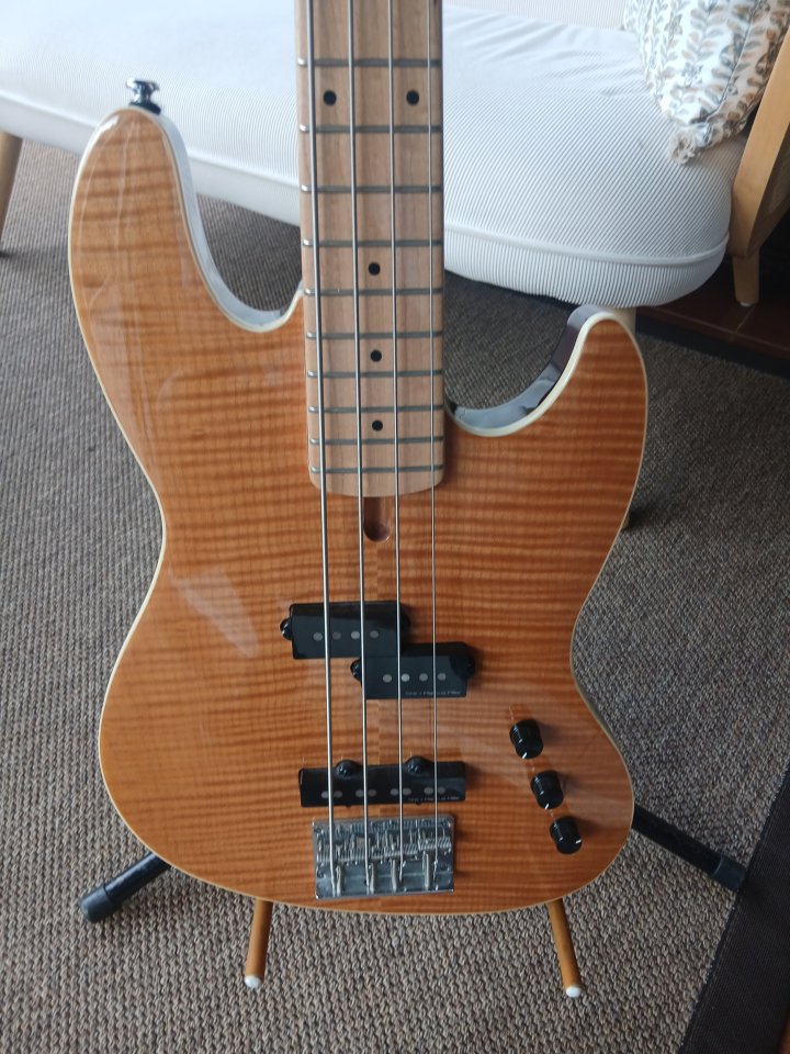 Bajo Marcus Miller U5 escala corta de segunda mano · Foto 2 de 5 · Bizkaia · 350 €