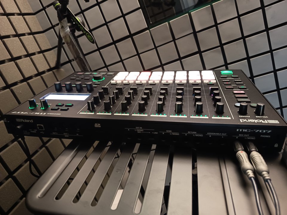 Roland MC-707 de segunda mano · Foto 4 de 5 · Barcelona · 699 €