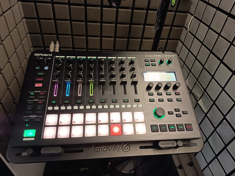 Roland MC-707 de segunda mano · Foto 1 de 5 · Barcelona · 699 €