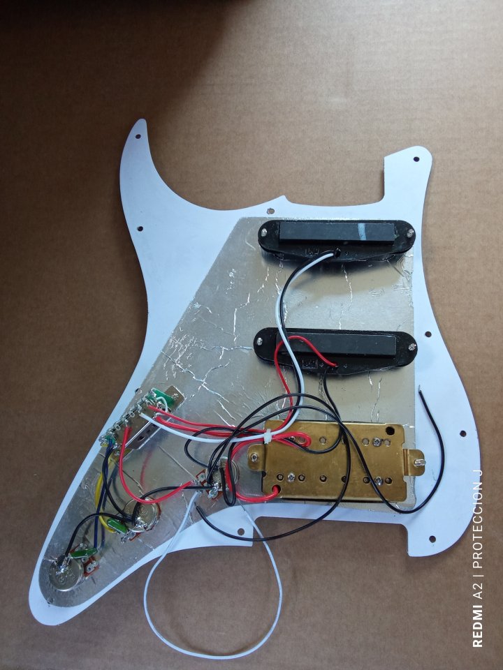 Golpeador Strato HSS con pastillas y electrónica de segunda mano · Foto 2 de 2 · Madrid · 50 €