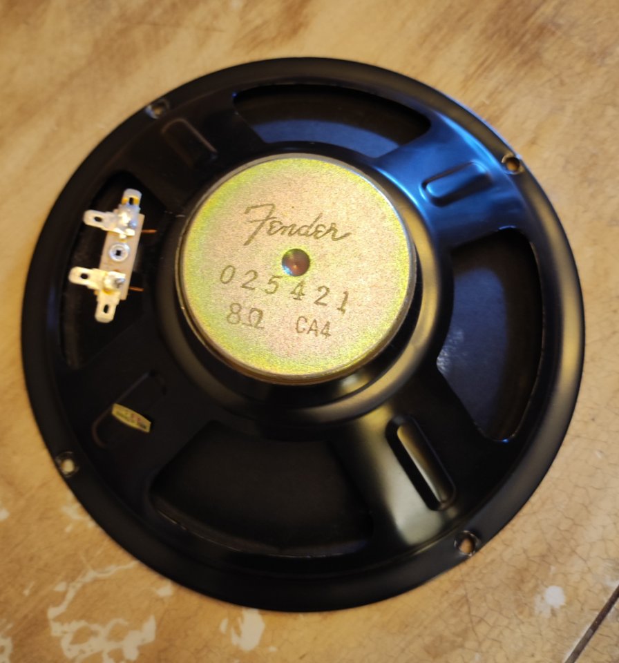 Altavoz Fender 8" y 8 ohm de segunda mano · Foto 2 de 2 · Barcelona · 20 €