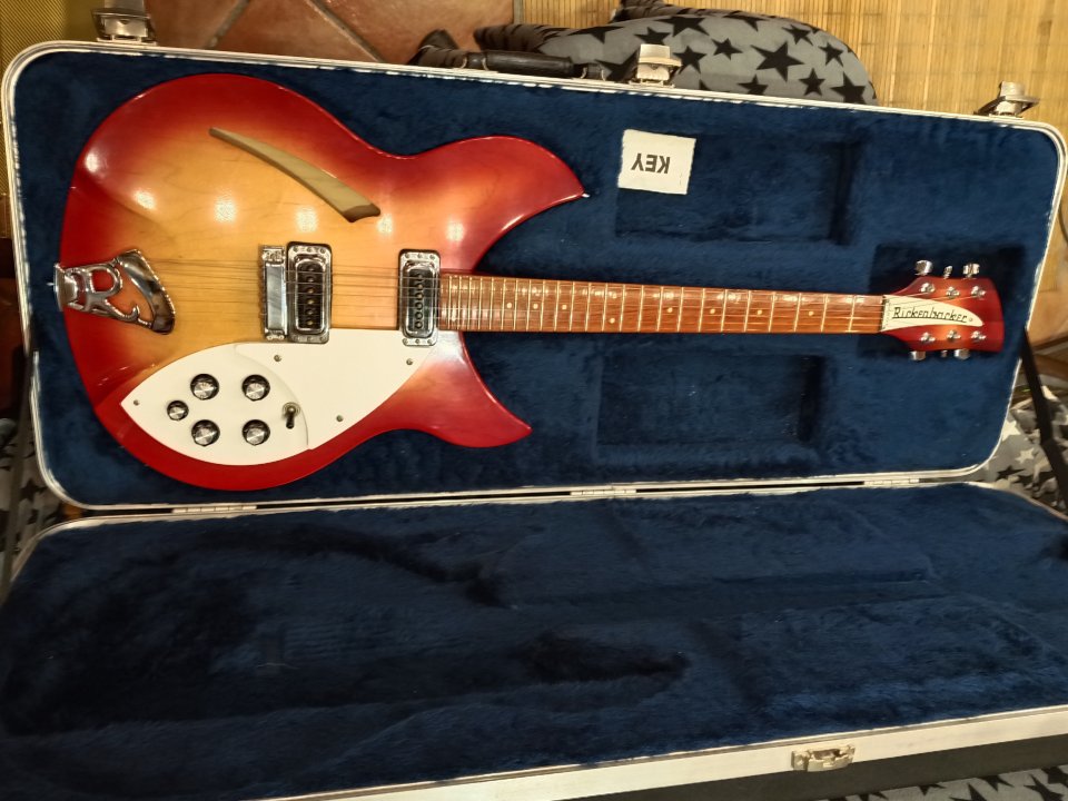 Rickenbacker - 330 Fireglo -1999. usa