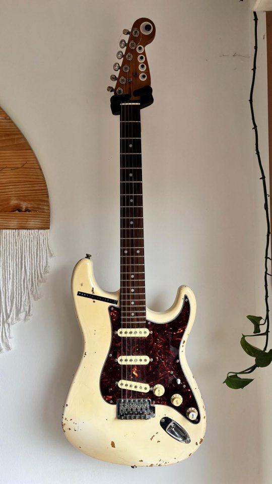 CAMBIO Stratocaster muy mejorada de segunda mano · Foto 1 de 2 · Lugo