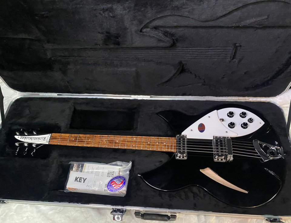 Rickenbacker 330 Jetglo 2026 . Nueva sin estrenar. de segunda mano · Foto 1 de 7 · Madrid · 2250 €