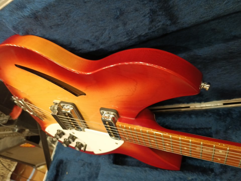 Rickenbacker - 330 Fireglo -1999. usa